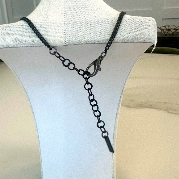 TOVA Black Heart Necklace in Black Smutt - Picture 6 of 12
